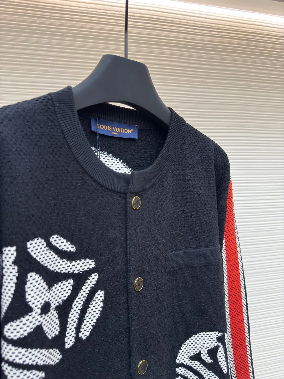 LOUIS VUITTON x Nigo polka dot pattern knitted sweater ●Authentic product: Purchased and developed at 19400 ●Item number: 1680152-D05 ●Fabric: woolen material ●Technology: knitted ●Version: fitted version ●Weight: about 600 grams ●Size: XS-S-M-L ●Description: Made of imported pure cotton fabric customized by YB, it has excellent skin-friendliness and no burden when worn next to the body. It brings the ultimate comfort experience and has good breathability. You will not feel stuffy even if you wear it for a long time; the pattern design is unique, and the printed pattern on the chest uses complex computer technology to present the texture. Clear and three-dimensional; the stripe decoration technology is superb, the red and white stripes are neatly arranged along the cuffs and hem, the color contrast is sharp and the transition is natural, showing the attention to detail; the pockets and buttons are carefully installed, the position is precise, strong and durable, the overall routing is straight and delicate, the fabric is comfortable and soft, the color is consistent and there is no color difference It can be matched with the same style to create a fashionable look, and can be used in various occasions. Customized accessories, complete with three standards, same style for men and women!
